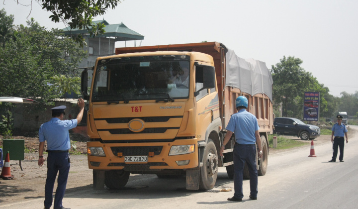 Xử phạt 946 xe vi phạm quá tải quá khổ, nộp về Kho bạc Nhà nước 10 tỷ đồng