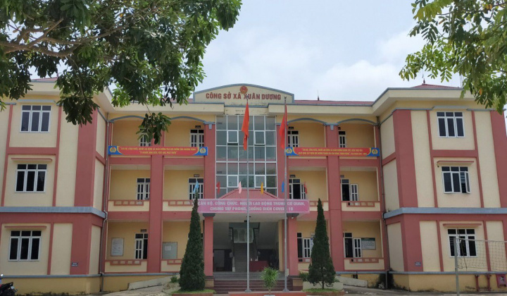 Hàng loạt cán bộ, công chức xã không đeo khẩu trang khi làm việc tại công sở