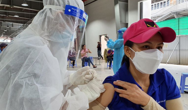 Ưu tiên tiêm vaccine cho công nhân các doanh nghiệp thực hiện “3 tại chỗ”