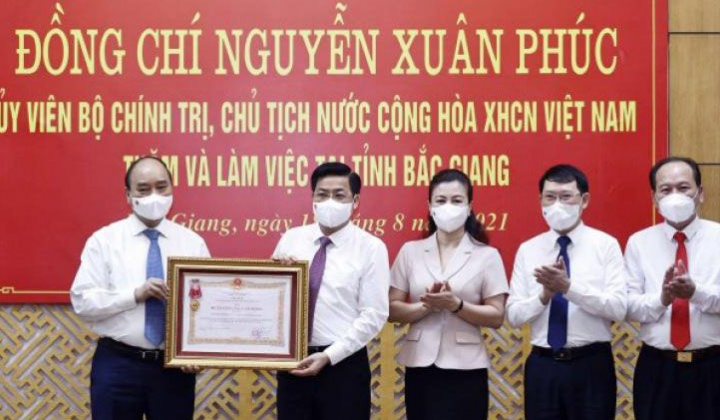 Chủ tịch nước trao Huân chương Lao động cho tỉnh Bắc Giang vì thành tích phòng, chống dịch Covid-19