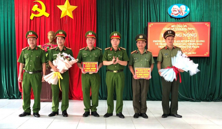Lãnh đạo Công an tỉnh Đắk Nông trao thưởng cho các đơn vị liên tiếp triệt phá 3 vụ cá độ bóng đá