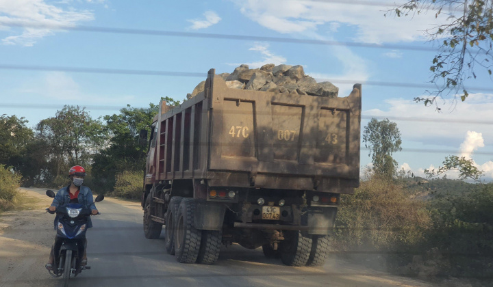 Ea Kar (Đắk Lắk): Xe quá khổ, quá tải hoành hành chốn vùng quê