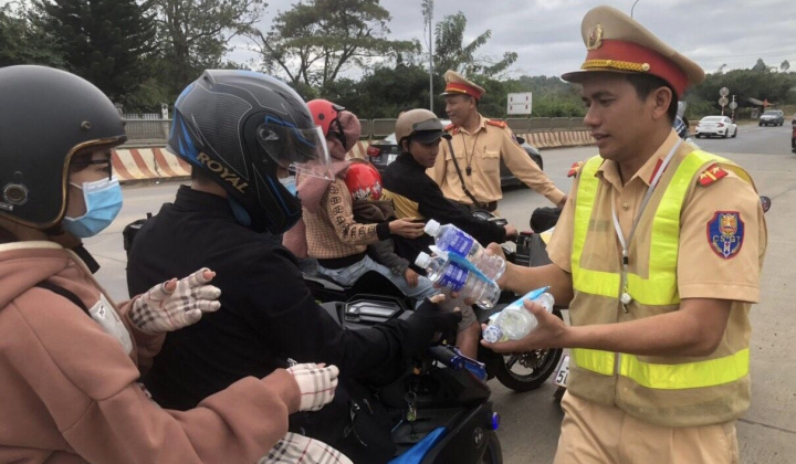 Đắk Nông: Cảnh sát giao thông hỗ trợ người dân quay lại các tỉnh phía Nam làm việc an toàn