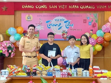 “Chiến sĩ áo vàng” Cảnh sát giao thông TP HCM tổ chức nhiều hoạt động Trung thu cho các con em