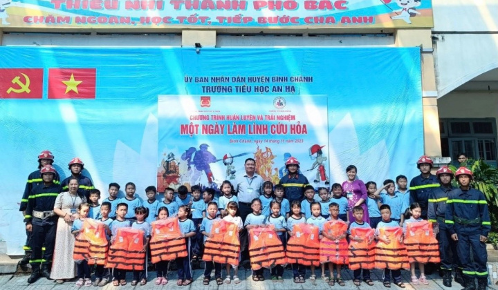 Huyện Bình Chánh: Huấn luyện và trải nghiệm “Một ngày làm lính cứu hỏa” cho hơn 1.000 học sinh