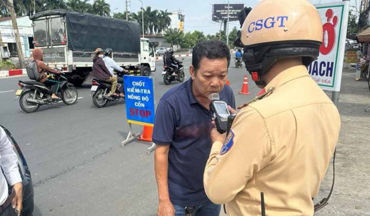 Quận Bình Thạnh kiểm tra các điểm bán vé xe khách về nồng độ cồn và kiểm tra ma túy trên địa bàn