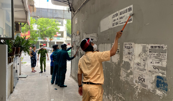 CSGT đường bộ, đường sắt đồng loạt ra quân xóa bảng quảng cáo trái phép