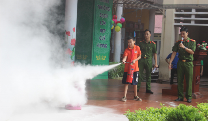TP Thái Nguyên: Tuyên truyền luật ATGT đường bộ, PCCC và kỹ năng thoát hiểm tại Trường Tiểu học Trưng Vương