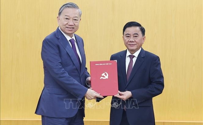Tổng Bí thư Tô Lâm trao Quyết định phân công đồng chí Trần Cẩm Tú giữ chức Thường trực Ban Bí thư