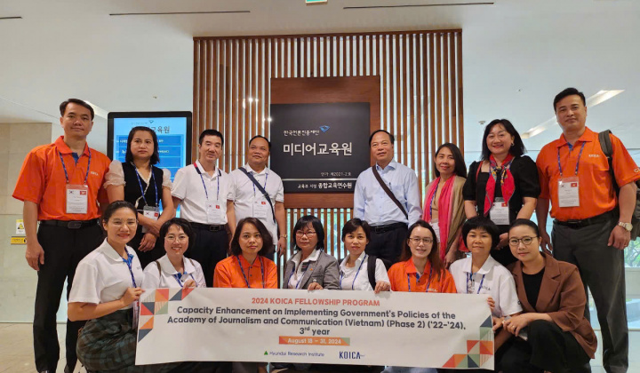 Đoàn cán bộ Báo chí - Truyền thông Việt Nam tham quan Quỹ báo chí Hàn Quốc tại thủ đô SEOUL