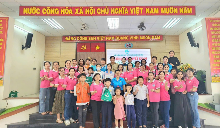 Hội LHPN phường Bình Chiểu trao tặng học bổng cho học sinh và khai giảng lớp nghề trang điểm dạ hội