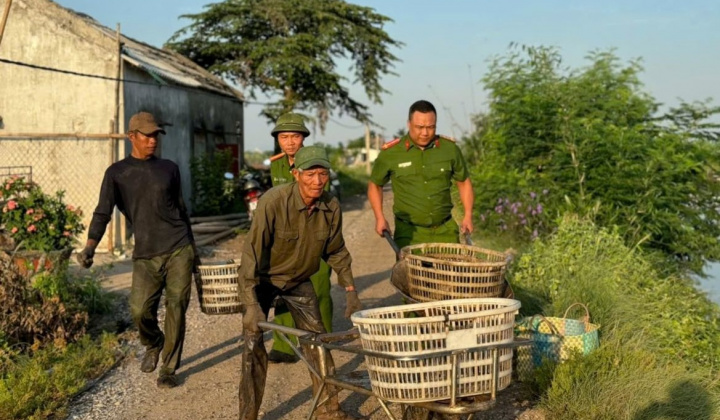 Lực lượng ANTT ở cơ sở hỗ trợ các hộ dân khu vực Cồn Xanh giải phóng mặt bằng