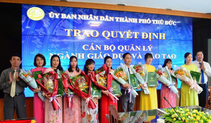 Thành phố Thủ Đức trao 19 quyết định Hiệu trưởng và P. Hiệu trưởng