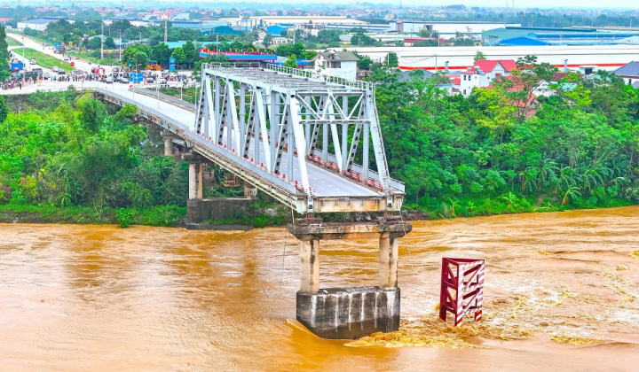 Khẩn trương nghiên cứu đầu tư xây dựng cầu Phong Châu mới trên Quốc lộ 32C
