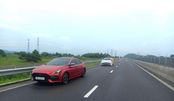 Cảnh sát giao thông hết lòng vì Nhân dân phục vụ