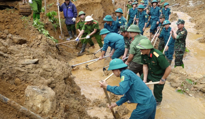 Văn Yên (Yên Bái): Lực lượng Quân sự cùng cấp Ủy chính quyền và nhân dân vượt mưa thắng bão