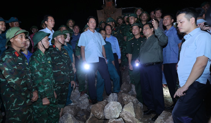 Thủ tướng viếng những người thiệt mạng, thăm hỏi người dân bị thiệt hại do lốc xoáy tại Ninh Bình