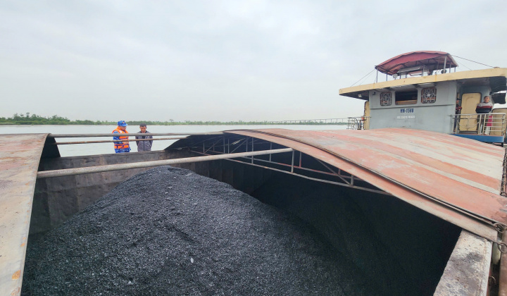 Cảnh sát biển tạm giữ tàu chở 700 tấn bã xít không rõ nguồn gốc