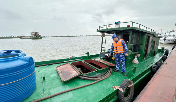 Phát hiện, tạm giữ tàu vận chuyển 10.000 lít dầu DO không rõ nguồn gốc