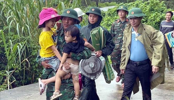 Khẩn trương hỗ trợ Nhân dân khắc phục hậu quả bão số 10 và mưa lũ