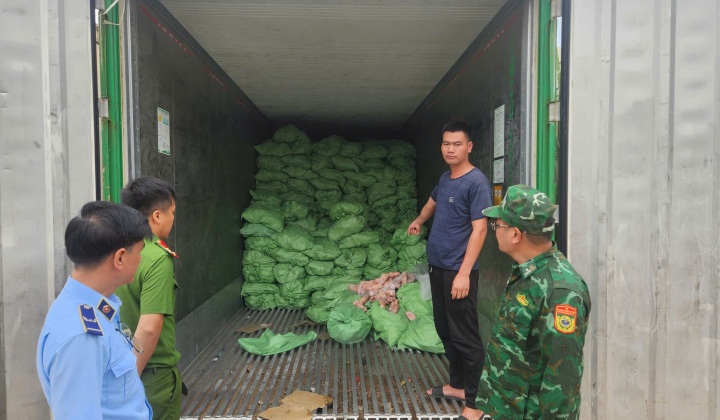 Triệt phá ba kho lạnh, thu giữ hơn 25 tấn thực phẩm bẩn tại Quảng Ninh