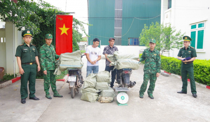 Bộ đội Biên phòng Chi Ma xuyên đêm bắt giữ vụ vận chuyển xúc xích lậu qua biên giới
