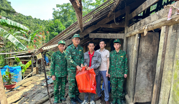 Biên phòng Trà Lĩnh khẩn trương giúp dân khắc phục nhà ở vượt qua giông lốc
