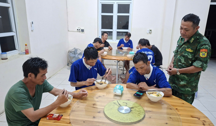 Kịp thời cứu sống 9 ngư dân gặp nạn giữa đêm trên vùng biển Đảo Trần