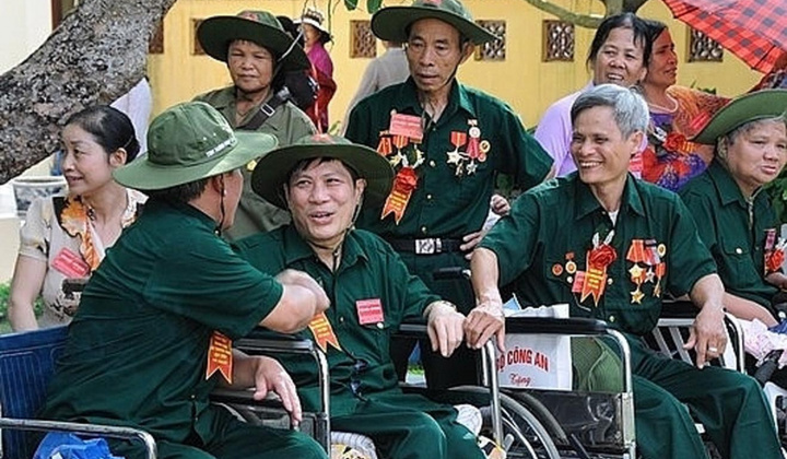 Tặng quà cho người có công với cách mạng nhân dịp kỷ niệm 79 năm ngày Thương binh - Liệt sĩ