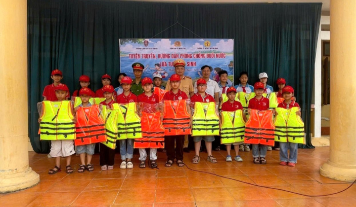 Hưng Yên: CSGT đường thủy Bến Hiệp đồng hành cùng học sinh phòng chống đuối nước