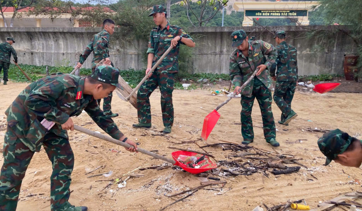 Tuổi trẻ đảo Trần chung tay làm sạch biển, thu gom hơn 5 tấn rác thải