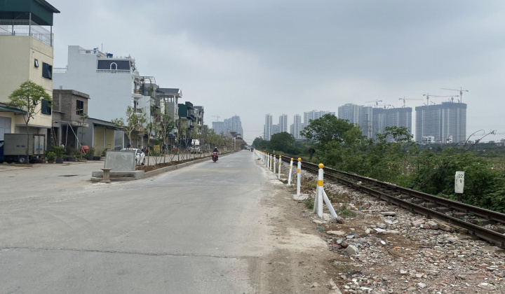 La Phù (Hà Nội): Ngang nhiên làm đường bê tông trên hành lang đường sắt