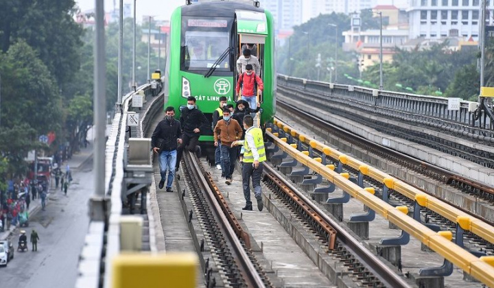 Tàu Cát Linh – Hà Đông đột ngột dừng trong mưa dông