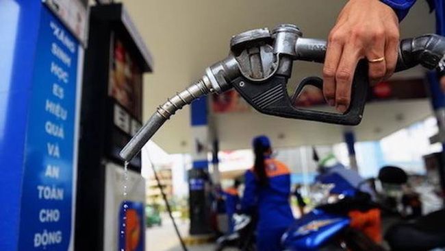Giá xăng tiếp tục giảm 3.600 đồng mỗi lít