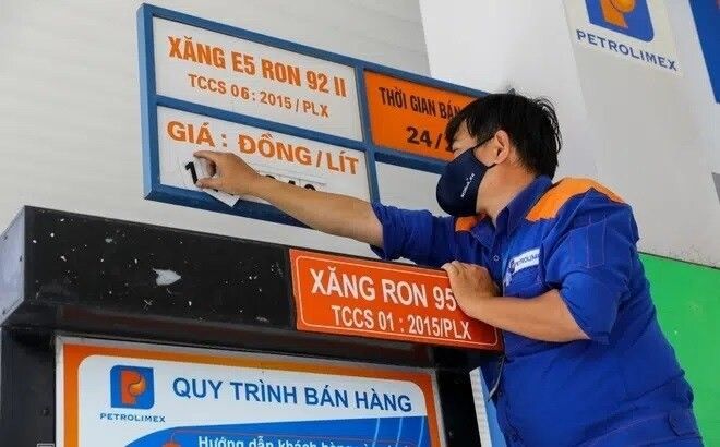 Giá xăng lập kỷ lục mới, vượt ngưỡng 32.000 đồng/lít