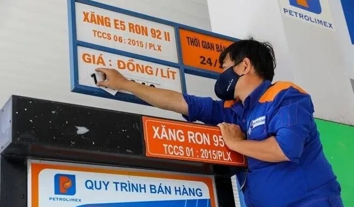 Giá xăng lập kỷ lục mới, vượt ngưỡng 32.000 đồng/lít