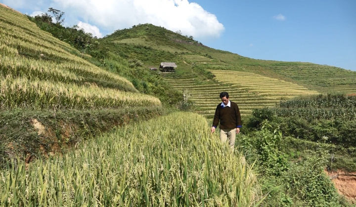 Lù A Dờ - Người đưa bản Mông Khe Táu đi qua vùng tối