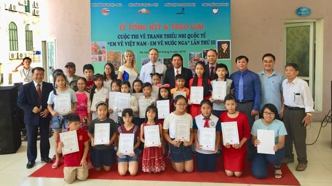 Winners of Vietnam-Russia painting contest honoured