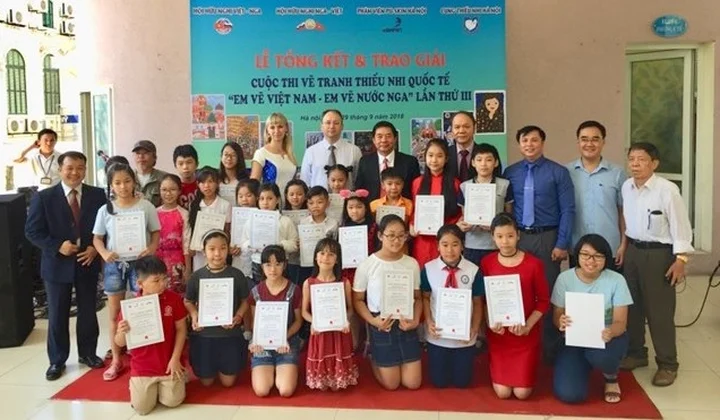 Winners of Vietnam-Russia painting contest honoured