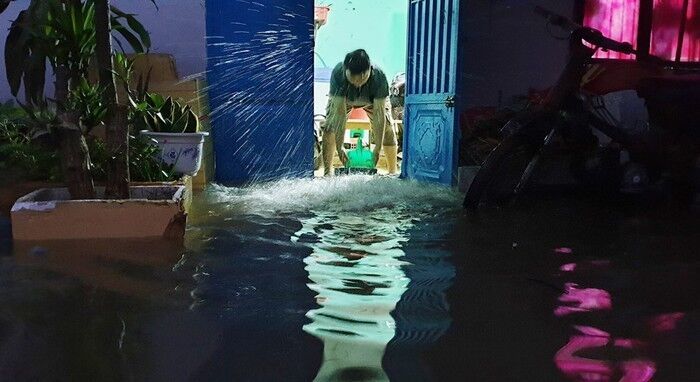 Người dân TP.HCM chật vật trong những ngày triều cường dâng cao