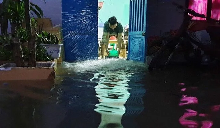 Người dân TP.HCM chật vật trong những ngày triều cường dâng cao