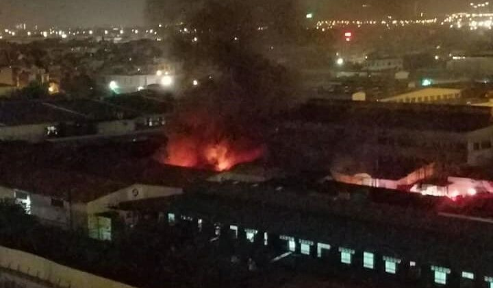 Xưởng sản xuất đồ chơi trẻ em tại Hà Nội cháy lớn trong đêm