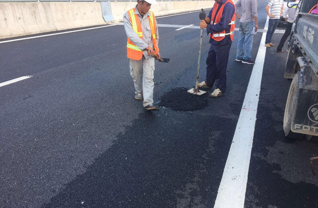 Khẩn trương khắc phục tình trạng hư hỏng mặt đường cao tốc Đà Nẵng - Quảng Ngãi