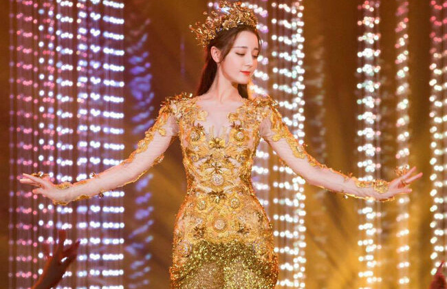 Địch Lệ Nhiệt Ba toả sáng làm Nữ thần Kim Ưng bất chấp tranh cãi