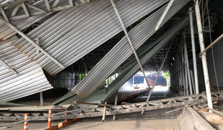 TPHCM: Đà giáo thi công cầu vượt qua Hầm Thủ Thiêm bị ô tô tông sập, giao thông tê liệt