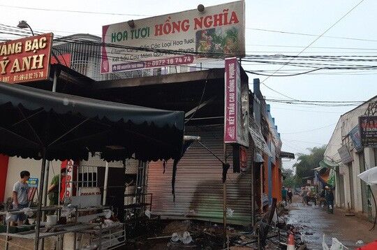 Đắk Lắk: 2 người chết ngạt trong cửa hàng hoa sau hỏa hoạn 
