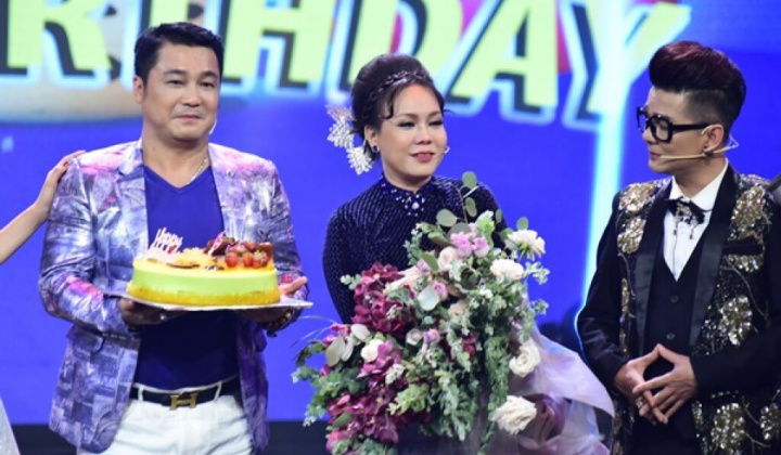 Việt Hương xúc động đón tuổi 42 ngay trên sân khấu 'Người nghệ sĩ đa tài'