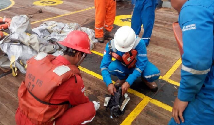 Tìm thấy nhiều mảnh vỡ máy bay Lion Air ngoài khơi Jakarta, Indonesia