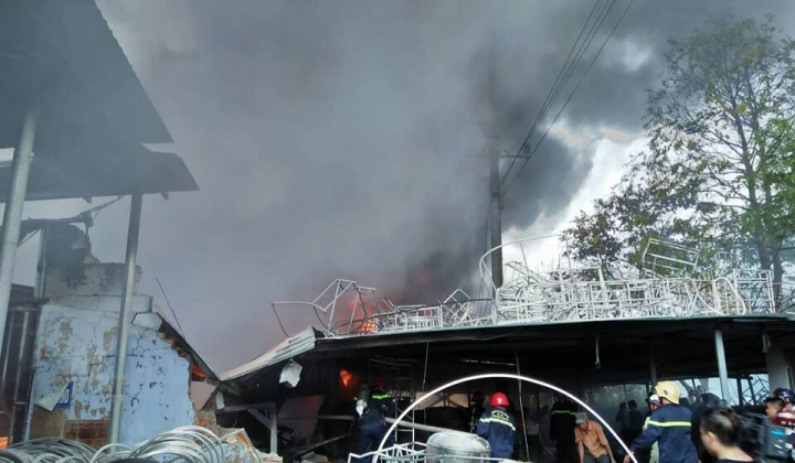 Cháy lớn tại phân xưởng đan ghế xuất khẩu ở Thừa Thiên - Huế 