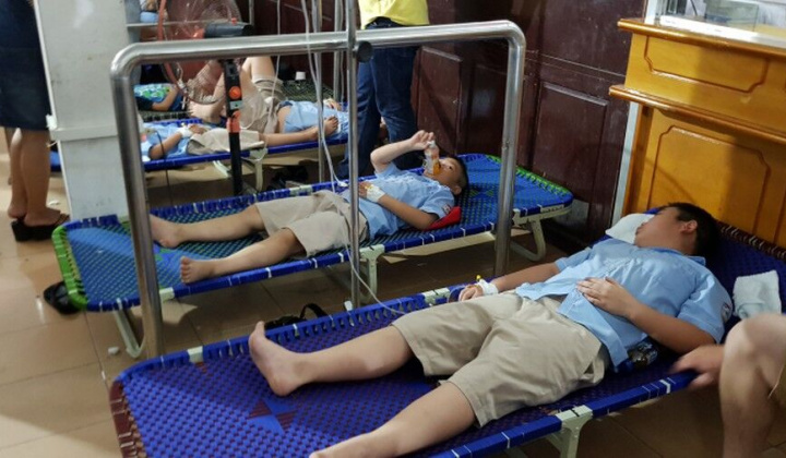 Ninh Bình: Hơn 300 học sinh nhập viện nghi do ngộ độc thực phẩm